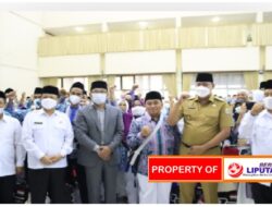 GUBERNUR JAWA BARAT RIDWAN KAMIL DAN PLT. WALI KOTA BEKASI TRI ADHIANTO LEPAS 410 JAMAAH HAJI