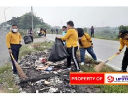 Diskominfosantik Gelar Bersih Bersih di Jalan Raya Kalimalang