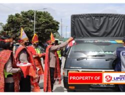 Bersama  FORKOPIMDA Polres Humbahas Bagikan 500  Bendera Merah Putih Dan 750  Sticker Semarak HUT RI Ke 77.