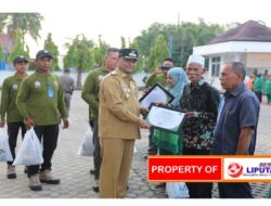 Pj Walikota Lhokseumawe Serahkan Bantuan 350 Paket Untuk Pekerja Kebersihan