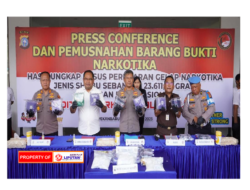 Direktorat Reserse Narkoba Polda Riau menangkap tujuh orang tersangka jaringan narkoba internasional.