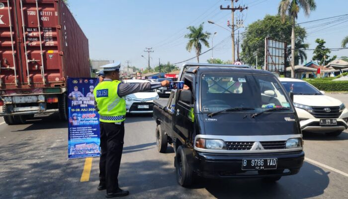 Satlantas Polres Serang  Berikan Teguran dan Himbauan Kepada Warga Pengguna Jalan dalam operasi patuh maung 2024