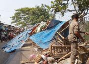 Satpol PP Kabupaten Serang Bongkar Lapak Liar PKL di Dekat Situ Ciherang 