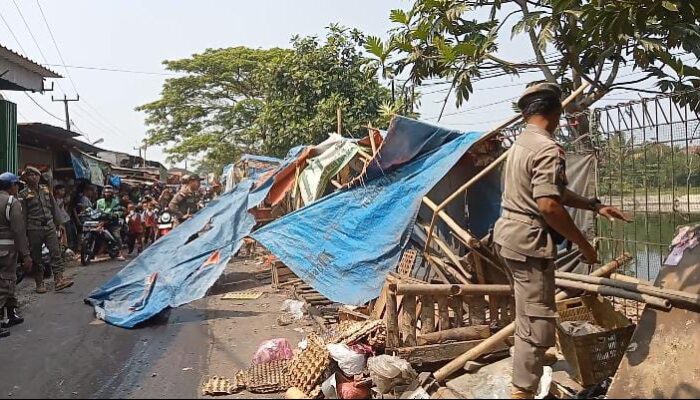 Satpol PP Kabupaten Serang Bongkar Lapak Liar PKL di Dekat Situ Ciherang 