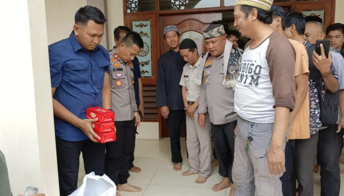 Usai Sholat Jumat ,Kapolres Serang Bagikan Makanan Siap Saji