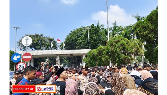 Aksi unjuk rasa depan kawasan nikomas gemilang berakhir ricuh