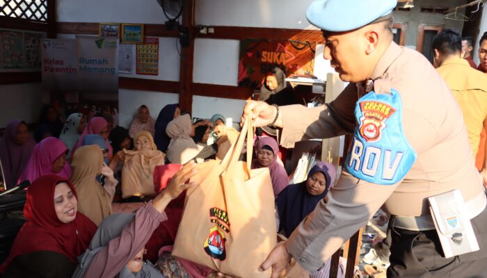 Ngariung Iman Ngariung Aman ,Kapolres Serang Berikan Bansos dan Ngobrol Bareng Emak Emak Komunitas Rumah Momong