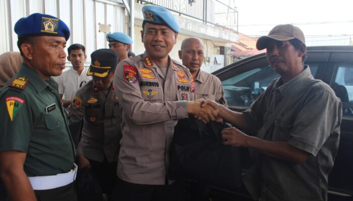 Kapolres Serang Mendampingi Kabid Propam Polda Banten Gelar Bansos di Ciruas 