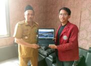 Mahasiswa KKM 03 UNIBA Serahkan Website Kelurahan Pageragung kepada Pak Lurah