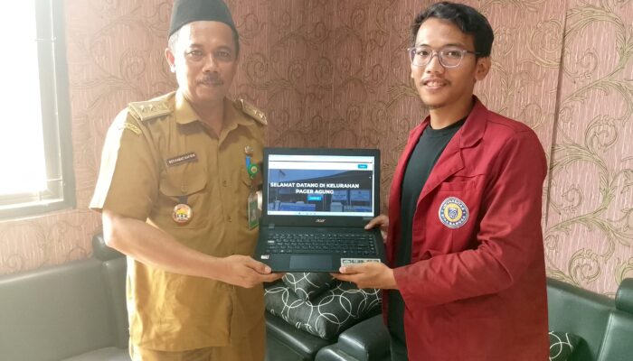 Mahasiswa KKM 03 UNIBA Serahkan Website Kelurahan Pageragung kepada Pak Lurah