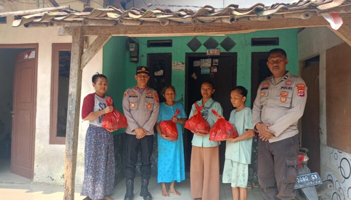 Wujud Kepedulian ,Kapolres Serang Bagikan Sembako Door to Door di Wilayah Hukum Polres Serang