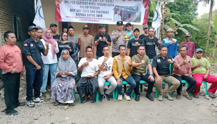 FEDERASI SERIKAT BURUH GARTEKS KSBSI MELAKUKAN SERAH TERIMA KUNCI RUMAH LAYAK HUNI DI DESA KOPER KECAMATAN CIKANDE KABUPATEN SERANG