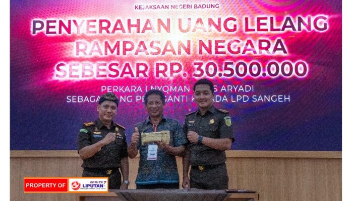 Penyerahan uang lelang barang rampasan perkara I Nyoman Agus Ariadi kepada LPD Sangeh