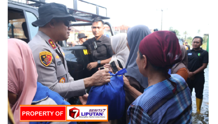 Kapolda Metro Jaya Bagikan Sembako ke Warga Terdampak Banjir di Muara Gembong